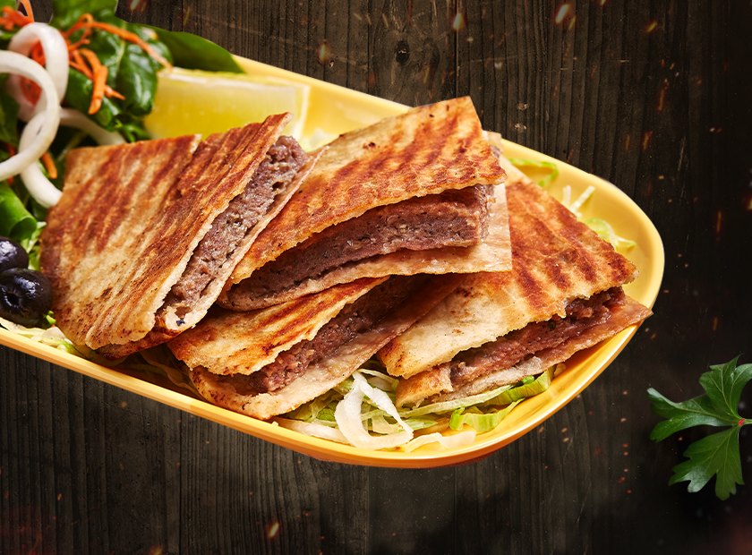 Arayes with salad and lemon